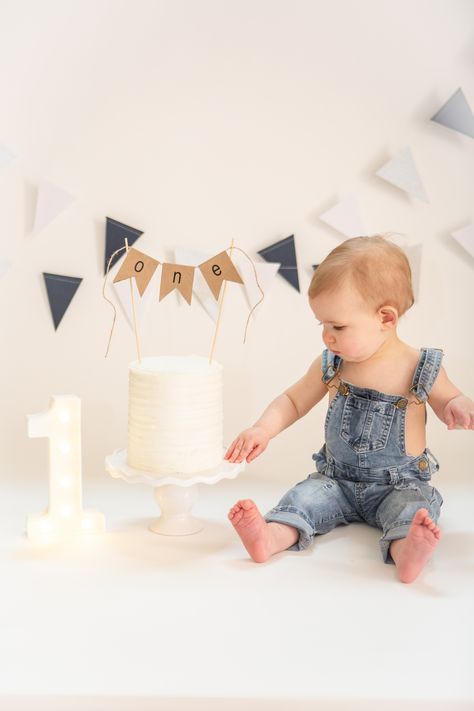 1st Birthday Photoshoot Cake Smash, Baby Boy Smash Cake Pictures, At Home Cake Smash Photoshoot, Smashcake 1st Birthdays, First Birthday Shoot Boy, First Birthday Boy Photoshoot Indoor, Baby Boy One Year Photo Shoot, Baby Boy 1 Year Photoshoot, First Birthday Boy Simple