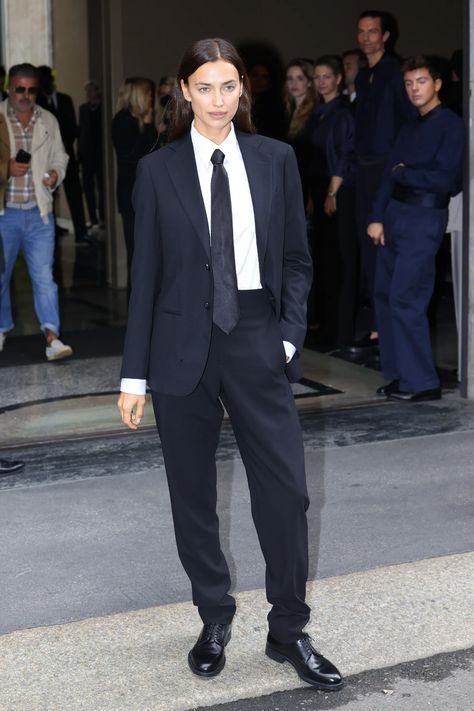 Irina Shayk Style, Tie Outfit, Women Wearing Ties, Transitional Fashion, Vogue France, Tie Women, Power Suit, Monica Bellucci, Irina Shayk