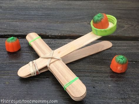 It's super easy to make a craft stick catapult. Find out how to make a pumpkin catapult for a fun Halloween STEM activity that can become a Halloween game for kids. Candy Pumpkin Catapult, Pumpkin Slingshot Diy, How To Make A Catapult, Candy Catapult, Pumpkin Catapult, Catapult Craft, Mini Catapult, Best Halloween Games, Catapult For Kids