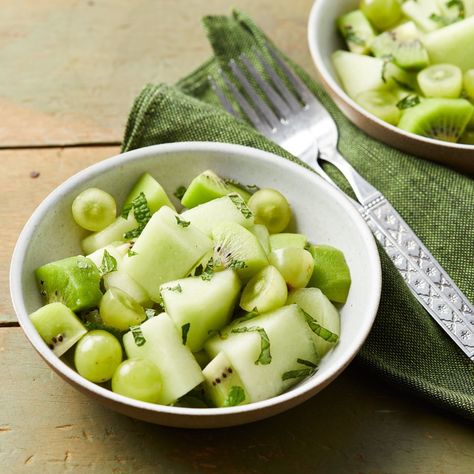 Serve this refreshing fruit salad featuring juicy melon, grapes and kiwi on its own or with other colorblock fruit salads (like red, purple and orange) for a fun crowd-pleasing rainbow side dish. Green Fruit Salad, Healthy Fruit Salad Recipes, Healthy Fruit Salad, Fruit Salad Recipe, Fruit Parfait, Green Salad Recipes, Feel Energized, Overnight Oat, Free Meal Plans