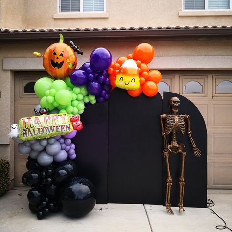 Halloween Chiara Backdrop, Chiara Balloon Backdrop, Halloween Balloon Wall, Monster Mash Backdrop, Monster High Balloon Garland, Pastel Halloween Party Backdrop, Globos Halloween, Backdrop Setup, Bazar Ideas