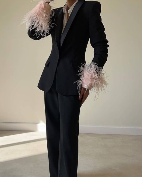 Feather Outfit Men, Suit With Feathers, Dinner Wear, Grad Outfits, High Fashion Men, Black Suit Men, Glam Chic, Masculine Style, Queer Fashion