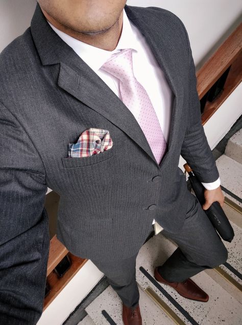 Traje gris. Camisa blanca. Corbata rosada. Zapatos miel. Outfits Hombre, Men Clothing, Style Guide, Well Dressed, Mens Suits, Men's Blazer, Gentleman, Prom, Blazer