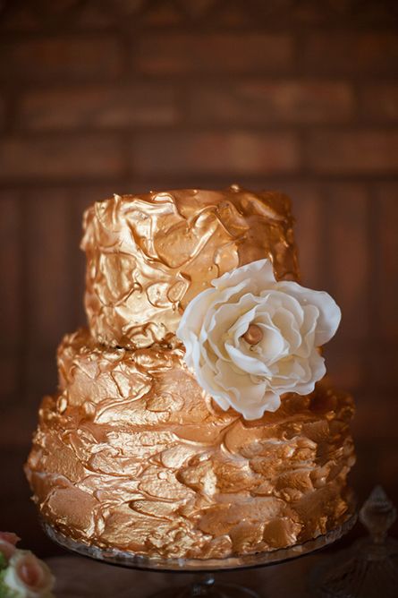 Gold luscious wedding cake Metallic Wedding Cakes, Vintage Glam Wedding, Bronze Wedding, Wedding Cake Tops, Metallic Wedding, Gold Wedding Inspiration, Naked Cakes, Tiered Cake, Cake Trends