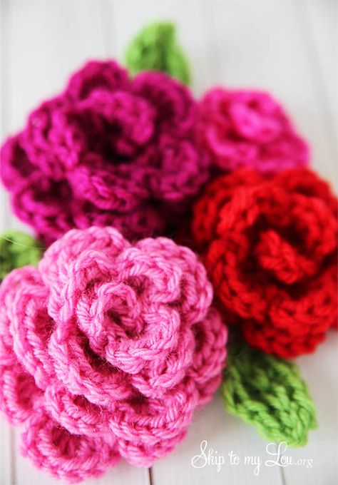 Free Easy Rose Crochet Pattern Chunky Yarn Blanket, Easy Rose, Diy Crochet Flowers, Crochet Rose Pattern, Quick Crochet Projects, Crochet Flowers Easy, Rose Crochet, Crochet Baskets, Flower Embellishments