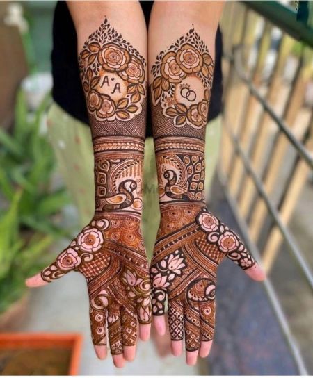 Mehndi With Name, Bridal Mehndi Designs With Names, Mehndi Engagement, Engagement Mehendi, Sister Wallpaper, Mehendi Artist, Hand Mehndi Designs, Beginner Henna, Back Hand Mehndi