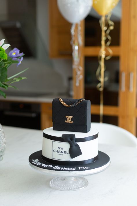 Chanel Cake Ideas, Birthday Cake Chanel, Stylish Birthday Cake, Chanel Bag Cake, Cakes For Girls Birthday, Cake 30th Birthday, Coco Chanel Cake, Girls Birthday Cakes, Cake Chanel