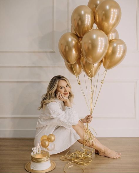 30th Birthday Decor Ideas For Women, Birthday Photo Shoot Poses For Women, Boho Birthday Shoot, 33 Birthday Ideas Women Pictures, 41st Birthday Photo Shoot Ideas, Birthday Professional Photoshoot, 30th Birthday Ideas Photo Shoot, Birthday Inspiration Photos, 35 Birthday Photo Shoot For Women