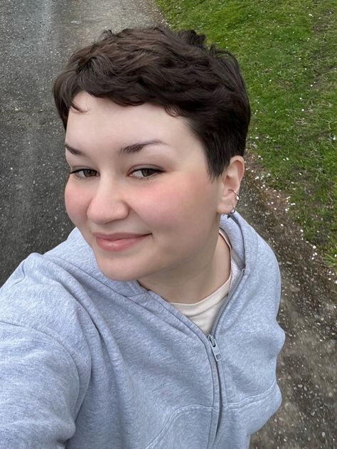 Pixie Cut On Plus Size Women, Plus Size Pixie Cut, Short Curly Enby Haircuts, Pixie Cut Plus Size Round Faces, Pixie Cut For Round Face, Pixie Cut Plus Size, Curly Pixie Haircut For Chubby Faces, Short Curly Hair Lesbian Haircuts, Short Queer Haircuts Round Face