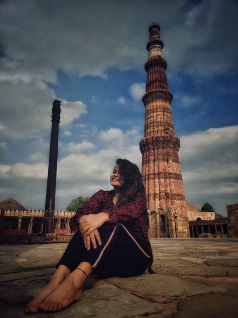 Qutub Minar Photography, Trip Poses, Delhi Trip, Monument Photography, Rajasthan Photography, Frock Photos, Travel Poses, Qutub Minar, Mens Photoshoot