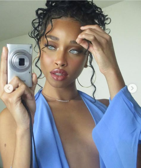 Idania Hopkin Camera Mirror Selfie, Digital Camera Selfie, Camera Mirror, Camera Selfie, Vibrant Eyes, Best Friends Aesthetic, Gorgeous Eyes, Dangerous Woman, Box Braids Hairstyles