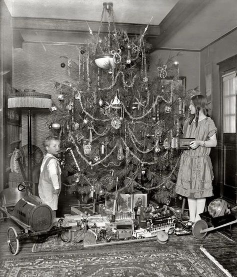 20 Great Vintage Christmas Photos From The Early 1900s – if it's hip, it's here 1920s Christmas, Barbary Coast, England History, Vintage Christmas Photos, Xmas Toys, Old Family Photos, Traditional Christmas Decorations, What Is Christmas, Christmas Window