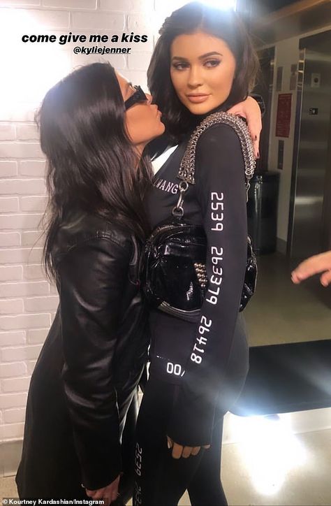 Kourtney Kardashian And Kylie Jenner, Kim Kardashian Insta Story, Kourtney And Kylie, Kylie And Kourtney, Kylie And Kim, Kim Kardashian Kiss, Kylie Jenner Snap, Kardashian Girls, Kim Khloe Kourtney