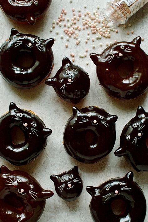 Chocolate Glazed Black Cat Doughnuts - Domestic Gothess Chocolate Doughnut Glaze, Chocolate Ganache Glaze, Spooky Halloween Food, Halloween Donuts, Easy Meals For Kids, Chocolate Glaze, Halloween Desserts, Halloween Recipes, Easy Halloween