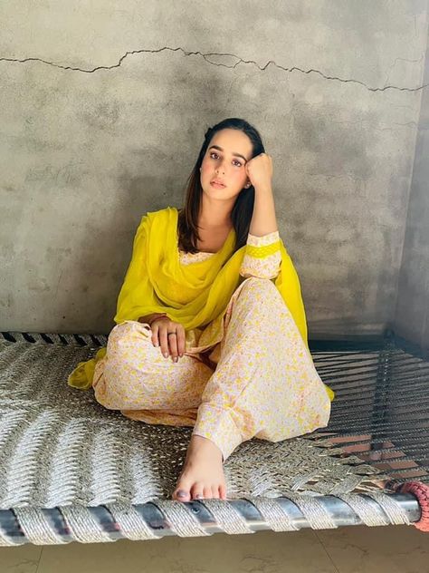 Sunanda Sharma, Hello Welcome, Saree, Pins