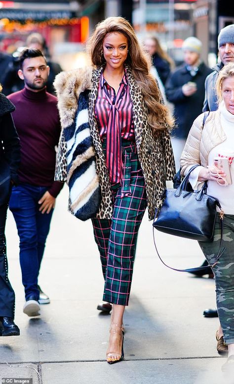 Earn your stripes in a shirt by Alice + Olivia like Tyra #DailyMail Tira Banks, Tyra Banks, Nice Clothes, Miami Fashion, Pattern Play, 2 Movie, Best Street Style, Streetwear Fashion Women, Good Morning America