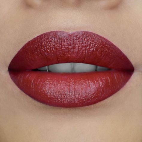 Deep Red Lipsticks, Lipstick For Dark Skin, Beautiful Lipstick, Makeup Help, Simple Eye Makeup, Glam And Glitter, Candy Christmas, Upper Lip, Bright And Beautiful