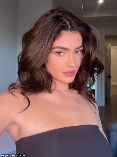 Kylie Jenner, 26, re-creates her old makeup look from seven years ago Kylie Jenner Haircut 2024, Kylie Jenner Makeup Looks, Kylie Jenner Makeup Look, Jenner Hair, Kardashian Makeup, Kylie Jenner Hair, Jenner Makeup, Kylie Jenner Makeup, Old Makeup