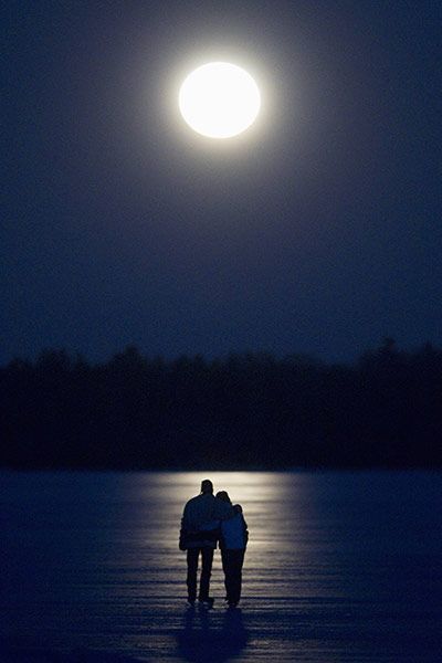 Credit: Fred Thornhill/Reuters A couple skate under a full moon on Pigeon Lake near Bobcayeon, Ontario SUPER MOON 2014/10/08 Just for Lovers! Moon Dance, Shoot The Moon, Moon Shadow, Slaap Lekker, Belle Nature, Moon Pictures, Moon Rise, Super Moon, Moon Lovers