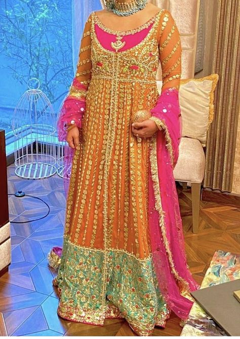 Pakistani Dresses For Mehndi, Haris Shakeel Dresses, Pakistani Dress Design Mehndi, Mendhi Dress, Mehndi Lehnga Designs Pakistani, Haris Shakeel Mehndi Dresses, Mehndi Lehenga Pakistani, Haris Shakeel, Maiyo Mehndi Dress