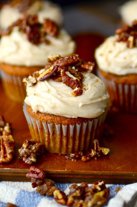 Pumpkin Cupcakes with Browned Butter Cream Cheese Frosting and Sugared Pecans Cupcake Receptek, Butter Cream Cheese Frosting, Sugared Pecans, Fall Cupcakes, Savory Cakes, Pecan Recipes, Browned Butter, Pumpkin Cupcakes, Banana Nut