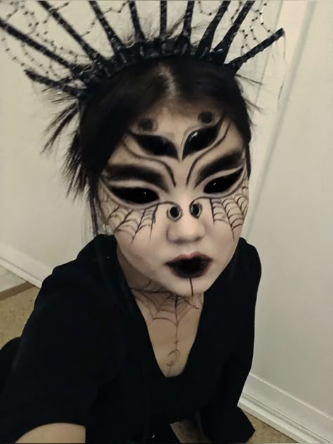 Spider Makeup Looks Halloween, Spider Web Costume Women Diy, Spider Queen Makeup Halloween, Spider Halloween Costume Makeup, Spider Clown Makeup, Black Widow Spider Makeup, Spider Inspired Makeup, Bug Makeup Halloween, Scary Cosplay Ideas