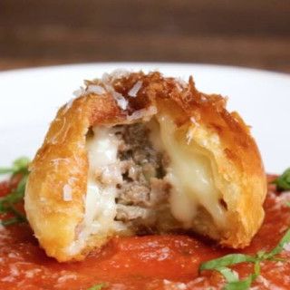 Meatball Wellington, Wellington Recipe, Kek Lapis, Meatball Sub, Tasty Videos, Super Bowl Sunday, Beef Recipes Easy, Dough Balls, Beef Recipes For Dinner