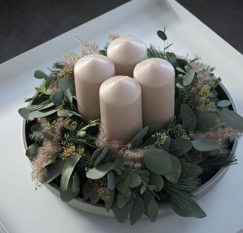 Christmas Decor Eucalyptus, Advent Wreath Eucalyptus, Eucalyptus Centerpiece Christmas, Christmas Eucalyptus Decorations, Christmas Wreath Eucalyptus, Christmas Wreaths Eucalyptus, Diy Christmas Advent Wreath, Christmas Wreaths Table, Advent Wreath Diy Ideas