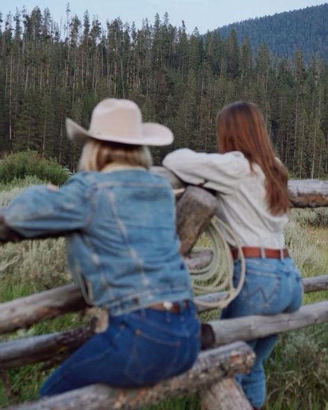 Cowgirl Best Friends, Yellowstone Aesthetic, Yellowstone Ranch, Foto Cowgirl, Cowboy Romance, Cowboy Aesthetic, Western Life, Cowgirl Aesthetic, Cowgirl Boot