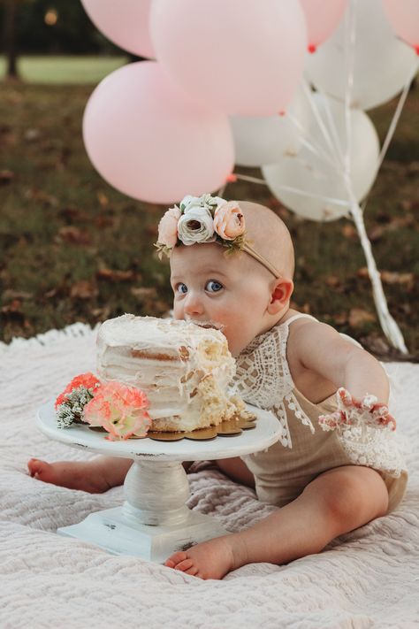 #firstbirthday #cakesmash #cakesmashphotography #cakesmashsession #cakesmashphotos #birthdaygirl #firstbirthdaycake #firstbirthdayphotos #firstbirthdaygirl #babygirlphotos #outdoorcakesmashsession #outdoorphotography Smash Cake Photos Outside, One Birthday Picture Ideas, 1 Year Birthday Pictures, 1 Yr Birthday Photoshoot Ideas, One Year Picture Ideas, 1st Birthday Photography, 1st Birthday Photo Shoot Ideas Outdoor, First Birthday Smash Cake Girl, First Birthday Pictures Outside