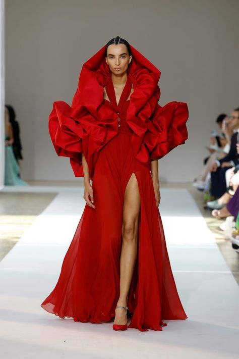 Elie Saab blurred gender boundaries in his women’s haute couture autumn/winter 2022-2023 collection, presented at Paris Fashion Week, on July 6, with men donning gowns on the runway too. Photo: Xinhua Red Outfit Runway, Kpop Sunglasses, Jennie Gentle Monster, Korean Sunglasses, Idol Makeup, Bleached Eyebrows, Gentle Monster Sunglasses, High Fashion Runway, December Wedding