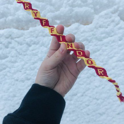 Friendship Bracelets Normal Pattern, Normal Friendship Bracelet Patterns, Harry Potter Bracelet Pattern, Harry Potter Friendship Bracelet, Embroidery String Bracelets, Harry Potter Friendship, Gryffindor Harry Potter, Harry Potter Bracelet, Embroidery Bracelet