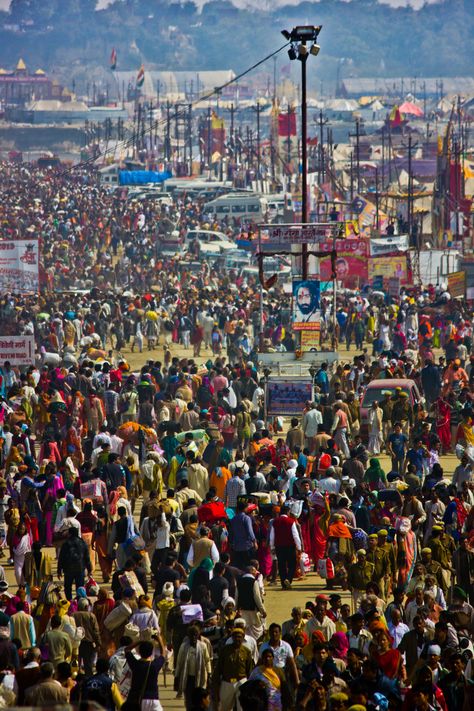 People In History, Indian Flag Wallpaper, Kumbh Mela, People Crowd, Rural India, Festivals Around The World, History Of India, India People, Light Background Images