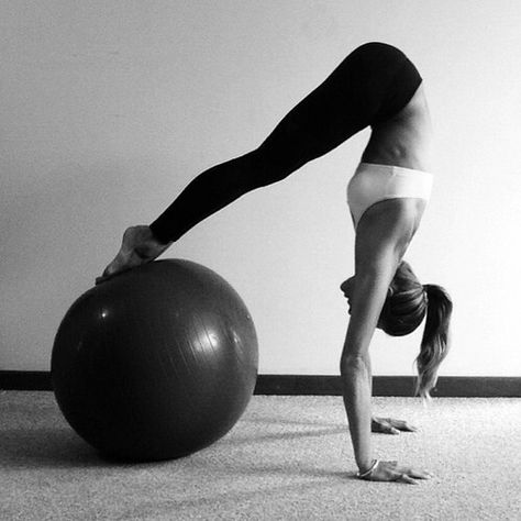 Fitness inspiration #fitspo Power Workout, Yoga Handstand, Exercise Ball, Fitness Photos, Strengthening Exercises, Acro Yoga, Fitness Photography, Yoga Training, Yoga Asanas