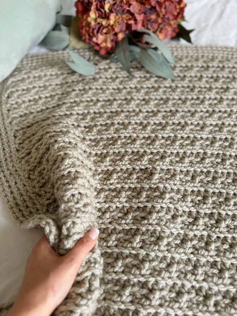 Basic Crochet Blanket For Beginners, Easy Crochet Blanket Patterns Free, Easy Chunky Crochet Blanket, Chunky Crochet Blanket Pattern Free, Chunky Crochet Throw Blanket, Chunky Yarn Patterns, Chunky Crochet Throw, Chunky Blanket Pattern, Free Crochet Blanket Patterns