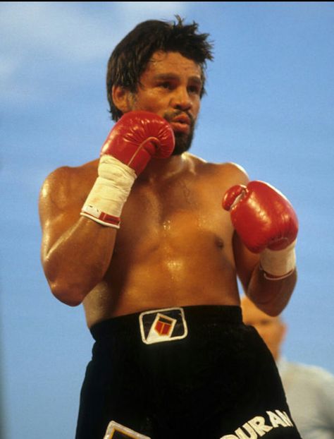 Boxing Poses, Boxing Photos, Roberto Duran, Boxing Legends, Usmc Quotes, Roberto Durán, Boxing Techniques, Fighter Art, Boxing Images