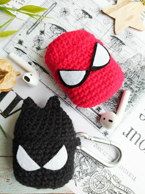 Crochet Airpods Case Spiderman, Earpods Case Crochet, Airport Case, Crochet Airpods Case, Crochet Batman, Airpod Cover, Crochet Airpods, Crochet Case, Step By Step Crochet