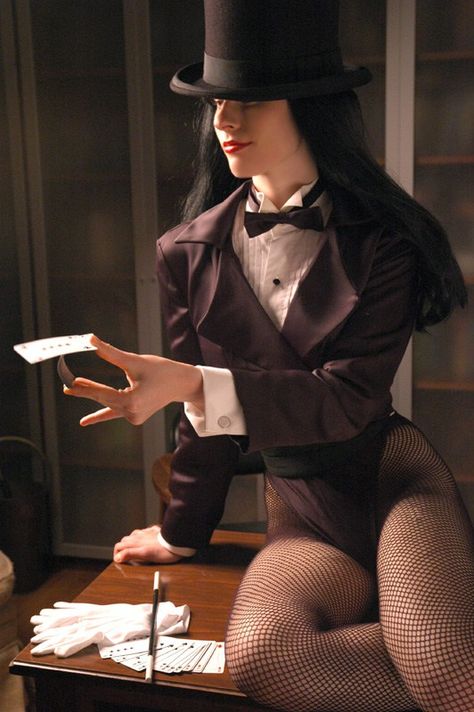 Female Magician Costume, Magician Costume Female, Magician Pose, Zatanna Cosplay, Infinity Challenge, Zatanna Dc Comics, Magician Costume, Zatanna Zatara, Dc Comics Cosplay