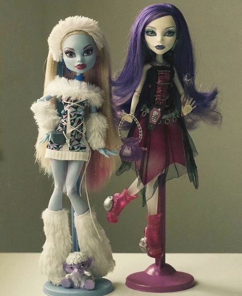 Abbey abominable and Spectra Voltlergiest 💙💜 Abbey Abominable, Arte Monster High, Monster High Pictures, Moster High, Catty Noir, Personajes Monster High, Custom Monster High Dolls, Love Monster, Monster High Art