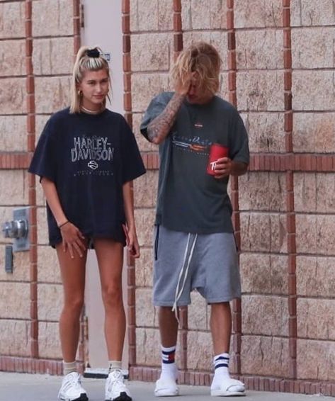 Hailey Bieber Tshirt Outfit, Hailey Bieber Aesthetic, Haily Baldwin, Bieber Aesthetic, Stratford Ontario, Hailey Justin, College Looks, Hailey Baldwin Style, Justin Hailey