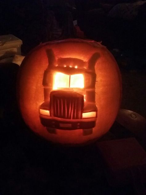 Semi truck pumpkin carving - my niece did this! Truck Pumpkin Carving, Pumpkin Pie Decoration, Country Pumpkin Carving, Pumpkins Ideas, Spooky Dinner, Train Pumpkin, Pie Decoration, Tall Pumpkin, Pumkin Carving