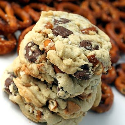 Pretzel cookies w/ Chocolate & Peanut Butter Chips.  Salty & Sweet! Pretzel Cookies, Pinky Girl, Dessert Aux Fruits, Butter Recipes, Desserts Vegan, Bar Cookies, Cake Bars, God Mat, Peanut Butter Chips