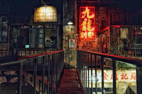 A run down walkway over a grimy dystopian city. A neon sign illuminates the right side of the walkway while the rest is in darkness. Kowloon Walled City, Environment Props, Japanese Interior Design, Concept Car Design, Walled City, Japanese Interior, Cyberpunk Art, Home Cinemas, City Aesthetic