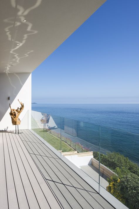 Balustrade Glass Balcony, Frameless Glass Railing Balcony, Balcony With A View, Frameless Glass Balcony, Glass Fence Balcony, Glass Balustrade Outdoor, Glass Balcony Railing Modern, Balustrade Exterior, Decking Glass Balustrade