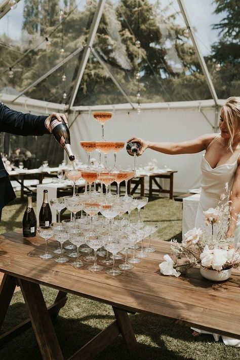 Como montar uma torre de champagne no seu casamento | Mariée: Inspiração para Noivas e Casamentos Wedding Rose, Kissing In The Rain, Champagne Tower, Rose Champagne, Neutral Wedding, Minimal Wedding, Wedding Decor Elegant, Coast Wedding, Wedding Destination