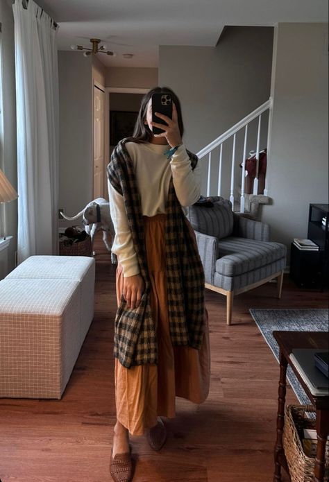 Fall Sunday Church Outfit, Pregnant Modest Outfits, Feminine Homemaker Outfits, Maternity Maxi Skirt Outfit, Milena Ciciotti Outfits, Sunday Church Outfit Winter, Modest Winter Outfits For Church, Peasant Dress Outfit, Long Skirt Fall Outfits