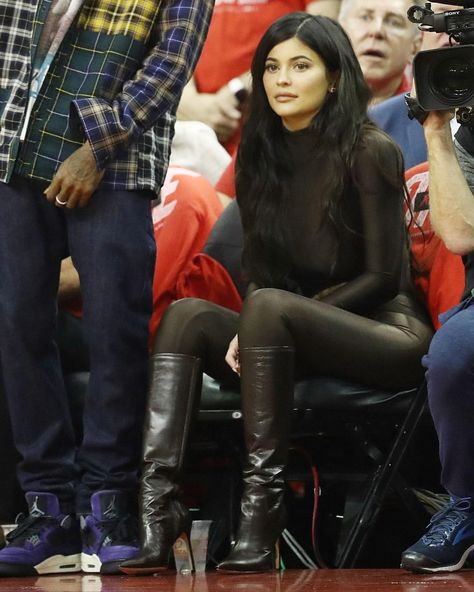 Ball Game Outfit, Basketball Game Outfit Women, Kendall E Kylie, Basketball Tattoos, Rockets Game, Basketball Game Outfit, Trajes Kylie Jenner, Game Outfit, Leather Jumpsuit