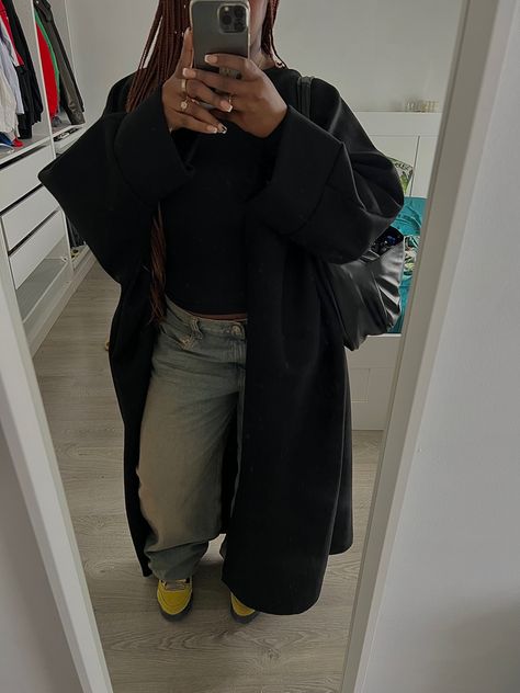 Ling black trench-coat outfif jeans jordan 4 Trench Black Coat Outfit, Long Coat Outfit Black Women, Outfit With Black Trench Coat, Outfit Manteau Long Noir, Long Black Trench Coat Outfit, Outfit Manteau Long, Black Trench Outfit, Outfit Jordan 4, Long Black Coat Outfit