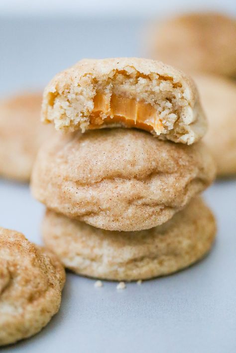 Vegan Caramel Stuffed Snickerdoodles Vegan Salted Caramel Cookies, Thick Snickerdoodles, Starbucks Drinks Caramel, Caramel Protein Shake, Stuffed Snickerdoodles, Caramel Cakes, Brownie Caramel, Food Polls, Brownies Caramel