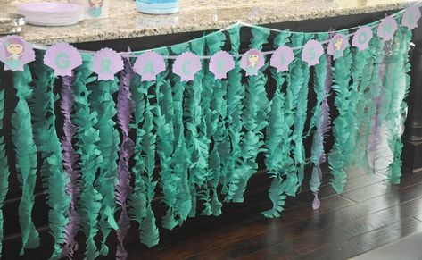 these little loves: Sparkly Mermaid Seaweed | A DIY Party Decoration Seaweed Decorations, Mermaid Birthday Party Decorations Diy, Tablecloth Diy, Mermaid Seaweed, Mermaid Birthday Party Decorations, Mermaid Theme Birthday Party, Ariel Birthday, Mermaid Party Decorations, Birthday Party Decorations Diy